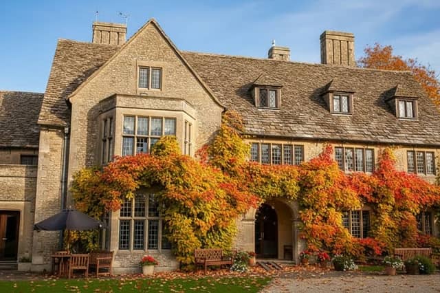 The kind of picture-perfect Cotswolds setting that explains why Wowcher’s Black Friday hotel deals are flying this week.