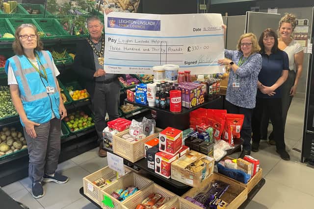 Cheque presentation Leighton-Linslade Helpers
