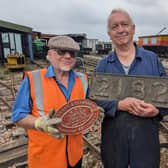 GRMT trustee Tony Tomkins (left) holds the works plate and 2182 restoration project leader Tim Ratcliff holds the number plate donated to
the Trust by Michael Jacob at Stonehenge Works