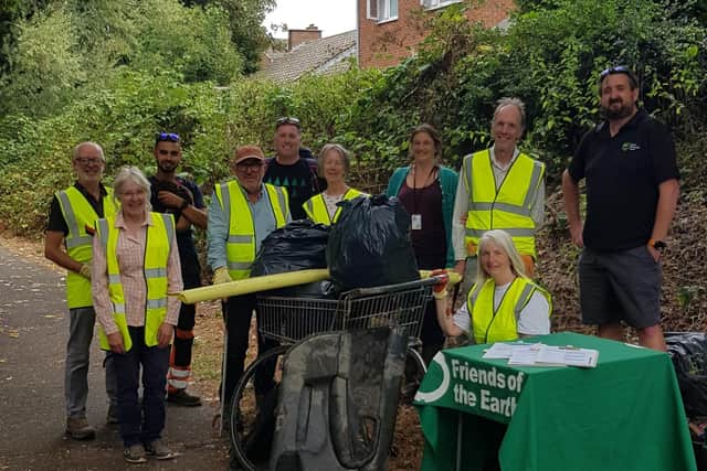 Members of South Beds Friends of the Earth are in the yellow vests, accompanied by John Creasey, Senior Countryside Officer at Central Beds Council (far right), Cllr Victoria Harvey (third from right at the back), Alisdair Naulls of the Rivers Trust (third from left at back) and one of the Council's contractors.