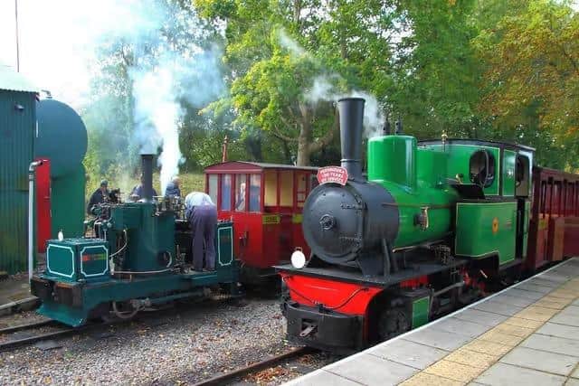 De Winton ‘Chaloner’ waiting to run the Leedon Flyer alongside Pedmoura on a full line service train at Page’s Park Station. Image: Leighton Buzzard Railway.