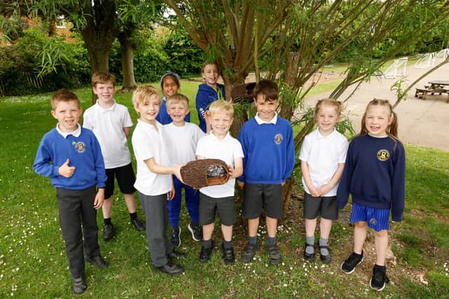 Pupils proudly show off their new robin nests. Photo: Dandara.