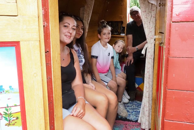 The Perry family learns about life on the canal on a narrowboat.
